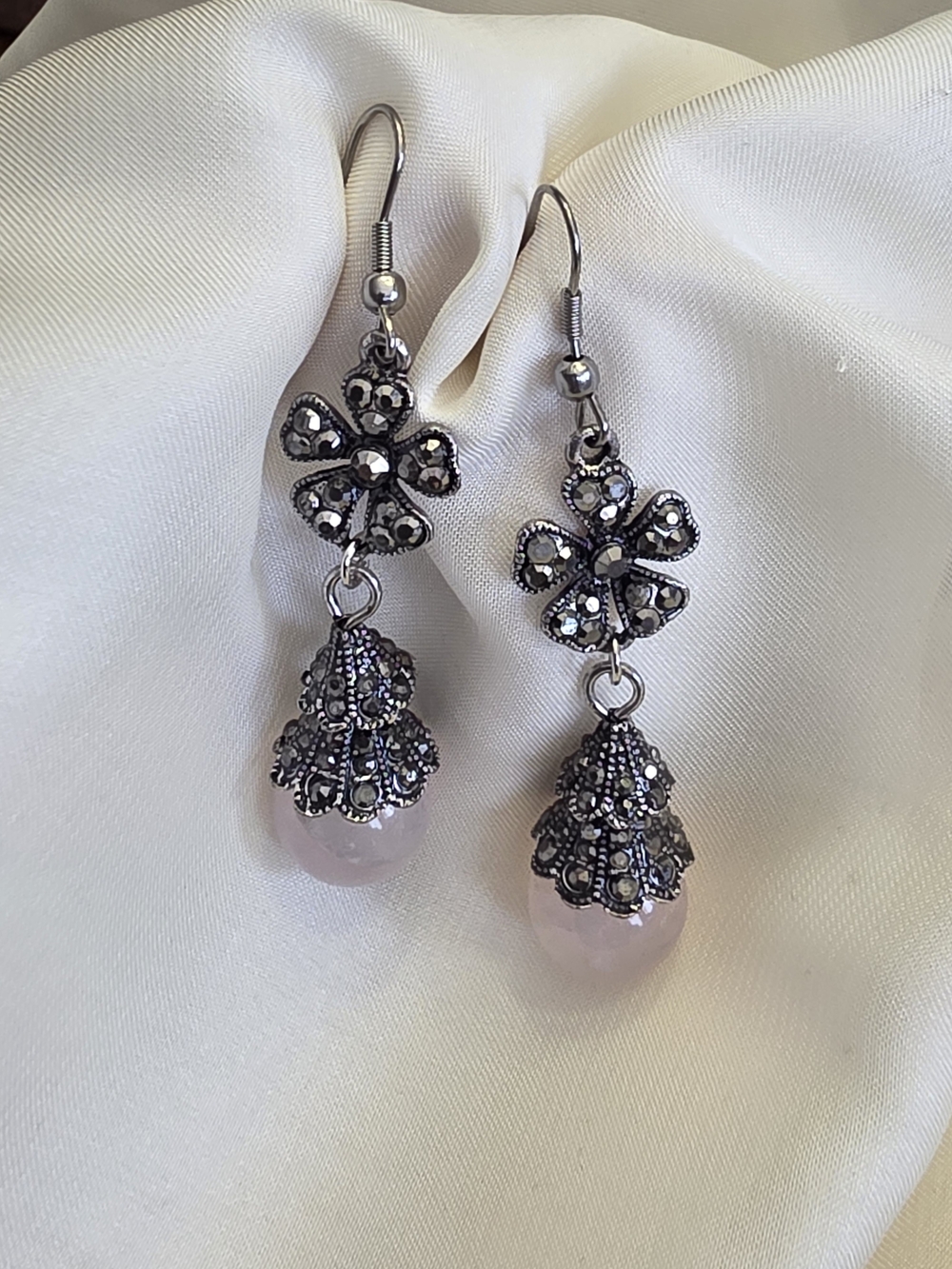 Vintage-Style Rose Quartz With Grey Austrian Crystals In Silvertone